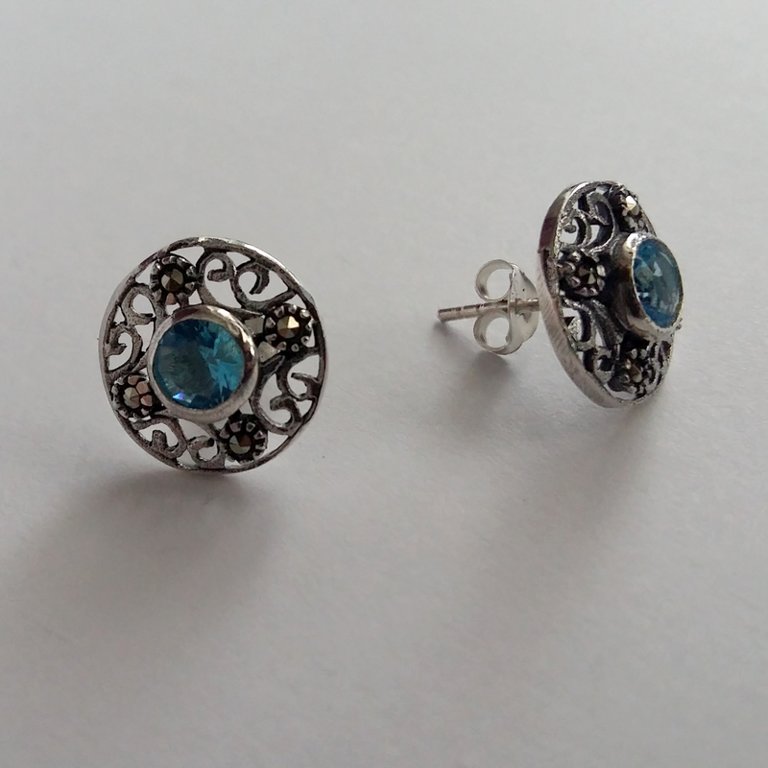 Belleza Earrings in Three Variants: with Aquamarine, Corund or Onyx