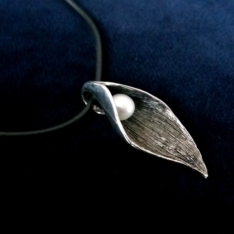Silver Pendant with Pearl La Perla Escondida