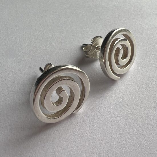 Sudraba auskari uz kājiņas Espiral Studs